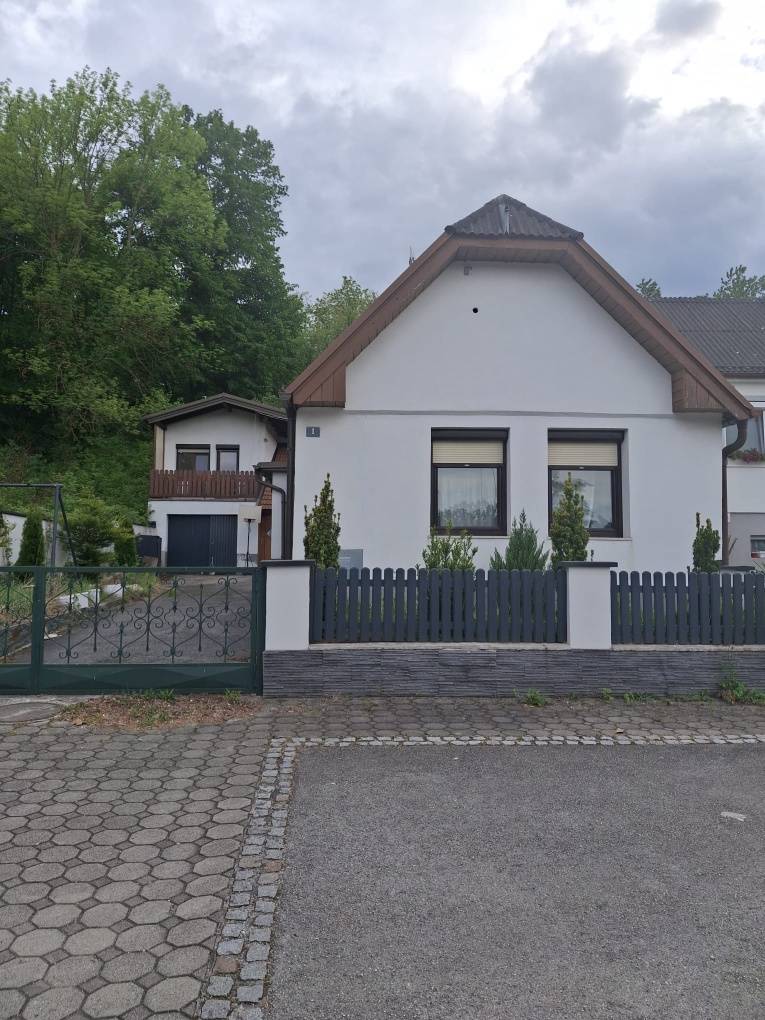 Objektstandort
Mühlbachgasse, 7350 Oberpullendorf, Burgenland
Objektinformationen
Objekttyp
Einfamilienhaus
Bautyp
Altbau
Zustand
Sanierungsbedürftig
Wohnfläche
165 m²
Grundfläche
903 m²
Zimmer
3
Böden
Parkett
Verfügbar
ab sofort
Heizung
Zentralheizung, Gasheizung, Holzofen, Kachelofen
Ausstattung und Freiflächen
Einbauküche
Garage
Parkplatz
Abstellraum
Balkon
4 m²
Preisinformation
Kaufpreis
€ 110.000
Wohnbauförderung: Ja
